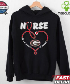 Nurse It’s a Work of Heart Georgia Bulldogs Shirt featuring a heartwarming design that combines nursing and Georgia Bulldogs pride with a message of care and dedication.