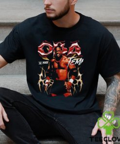 Oba Femi pose superstars WWE shirt