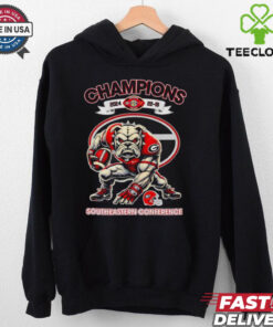 The **Official Champions 2024 22-19 Southeastern Conference Georgia Bulldogs Mascot Shirt** celebrates the Georgia Bulldogs' victory in the 2024 Southeastern Conference Championship with a final score of 22-19. Featuring the Bulldogs' mascot, this shirt is a perfect way for fans to show their pride in the team’s accomplishment!