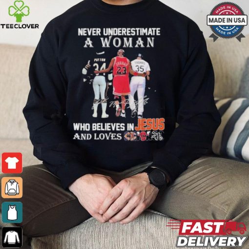 Official Chicago Bulls Chicago Bears Never Underestimate A Woman Believes In Jesus T Shirt