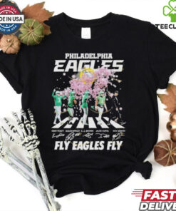 Official Kenny Pickett, Saquon Barkley, AJ Brown, Jalen Hurts, Nick Sirianni Philadelphia Eagles Coach Fly Eagles Fly Signatures T-Shirts with a celebratory design featuring key player and coach signatures, perfect for Eagles fans.
