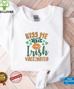 Official Kiss Me I‘m Irish Vaccinated Funny St Patrick Day Gift Shirt