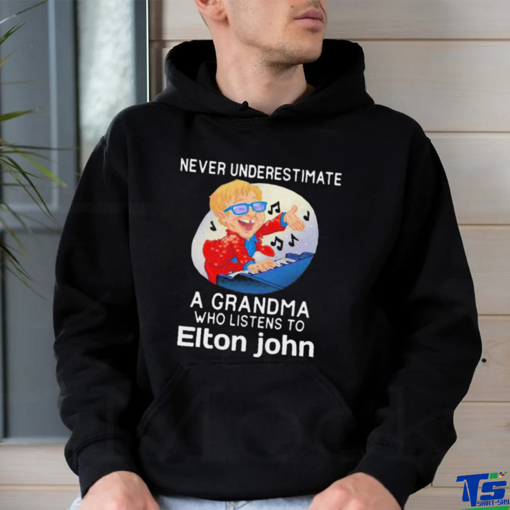 Official Never underestimate a grandma who listen to Elton John shirt Official Never underestimate a grandma who listen to Elton John shirt