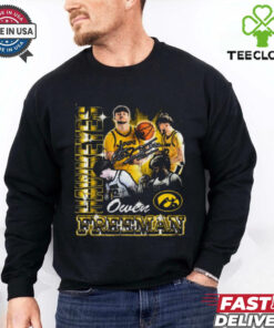 Official Owen Freeman Iowa Hawkeyes Basketball 90s Graphic Signature T-shirt featuring a retro-inspired design celebrating Owen Freeman and his impact on Iowa Hawkeyes basketball, complete with his signature.