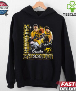 Official Owen Freeman Iowa Hawkeyes Basketball 90s Graphic Signature T-shirt featuring a retro-inspired design celebrating Owen Freeman and his impact on Iowa Hawkeyes basketball, complete with his signature.