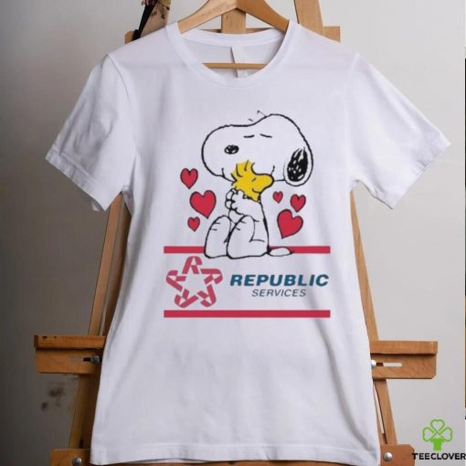 Official Snoopy And Woodstock Loves Republic Services Logo Shirt