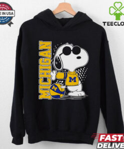 Official Snoopy Michigan Wolverines pose stand shirt