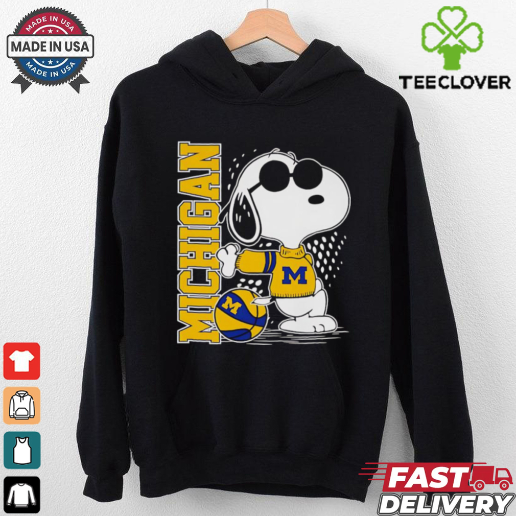 Official Snoopy Michigan Wolverines pose stand shirt Official Snoopy Michigan Wolverines pose stand shirt