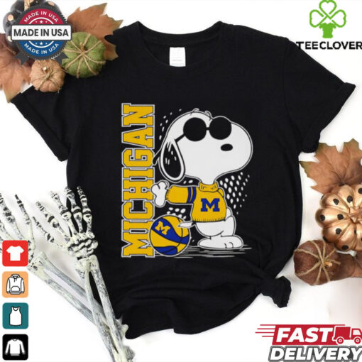 Official Snoopy Michigan Wolverines pose stand shirt