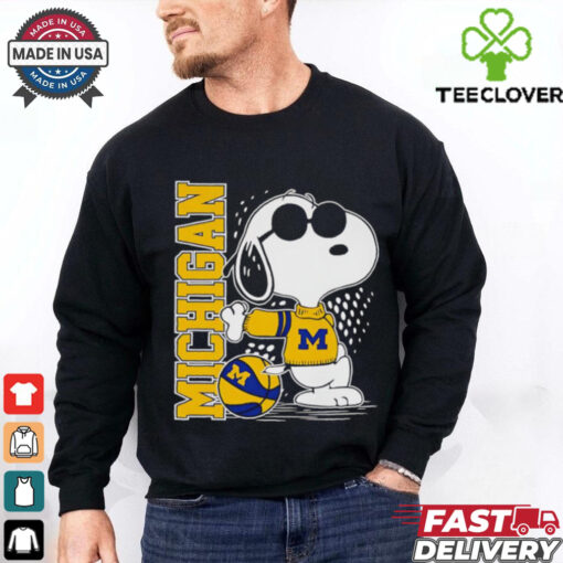 Official Snoopy Michigan Wolverines pose stand shirt
