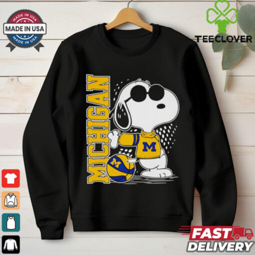 Official Snoopy Michigan Wolverines pose stand shirt