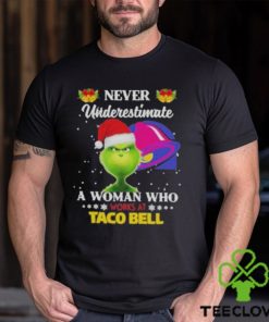 Official christmas 2022 The Grinch Santa Hat Never Underestimate A Woman Who Works At Taco Bell Sweater