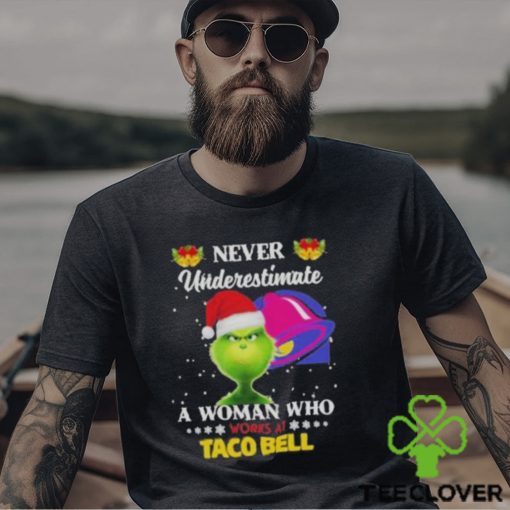 Official christmas 2022 The Grinch Santa Hat Never Underestimate A Woman Who Works At Taco Bell Sweater