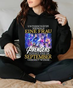 Official unterschatze niemals Eine Frau die Aavengers schaut und im September geboren wurde shirt