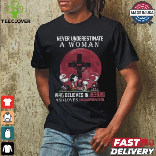 Peanuts Characters Never Underestimate A Woman Who Believes In Jesus And Loves Arkansas Razorbacks Shirt