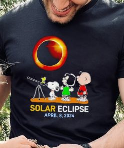 Peanuts characters watching Solar Eclipse April 8 2024 hoodie, sweater, longsleeve, shirt v-neck, t-shirt