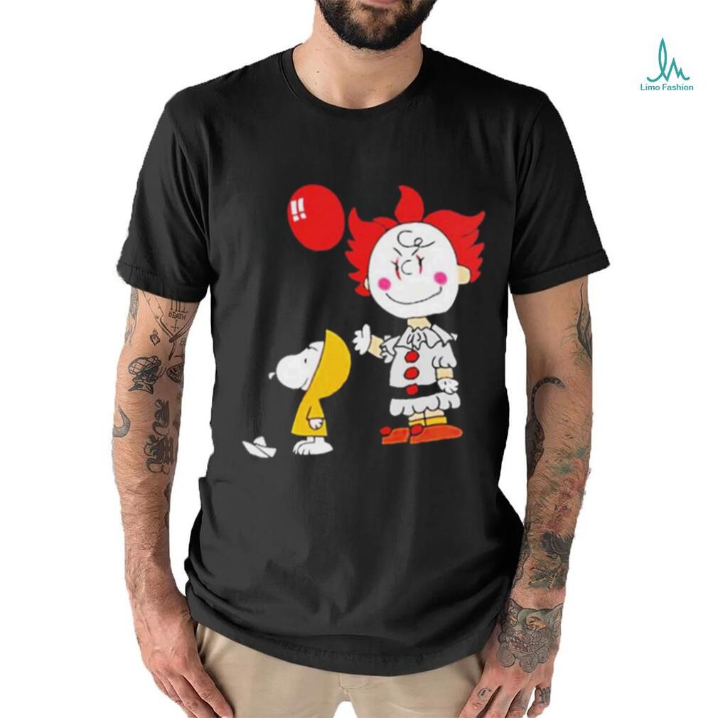 Peanuts charlie brown pennywise and snoopy it movie costume halloween shirt Peanuts charlie brown pennywise and snoopy it movie costume halloween shirt