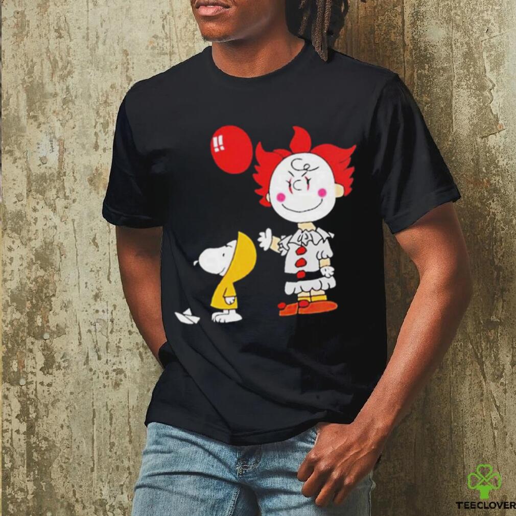 Peanuts charlie brown pennywise and snoopy it movie costume halloween shirt Peanuts charlie brown pennywise and snoopy it movie costume halloween shirt