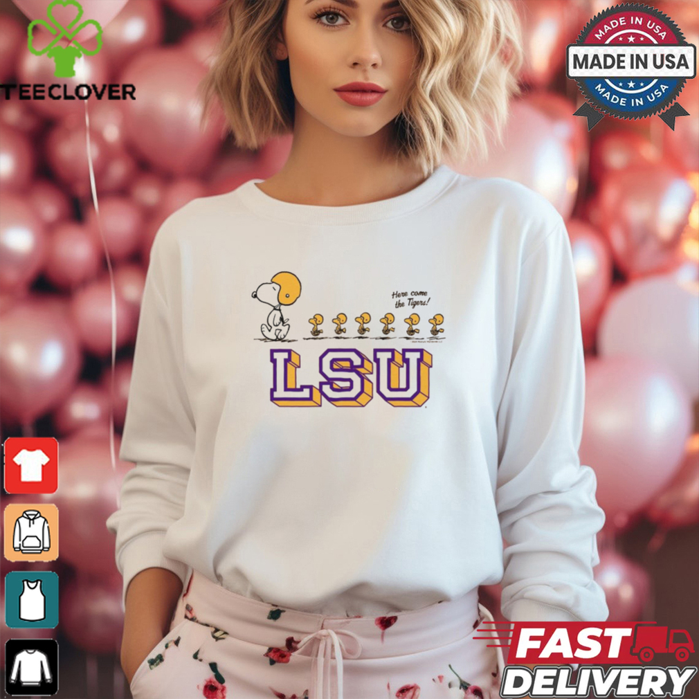 Peanuts x LSU Tigers Snoopy’s Football Team Here Come The Tigers t shirt Peanuts x LSU Tigers Snoopy’s Football Team Here Come The Tigers t shirt