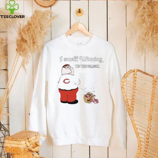 Peter Griffin Chicago Bears peeing on San Francisco 49ers helmet I smell winning tis the season shirt