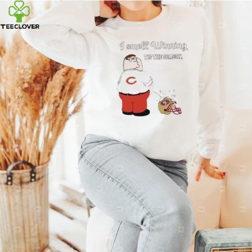 Peter Griffin Chicago Bears peeing on San Francisco 49ers helmet I smell winning tis the season shirt