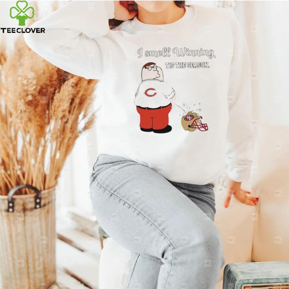 Peter Griffin Chicago Bears peeing on San Francisco 49ers helmet I smell winning tis the season shirt Peter Griffin Chicago Bears peeing on San Francisco 49ers helmet I smell winning tis the season shirt