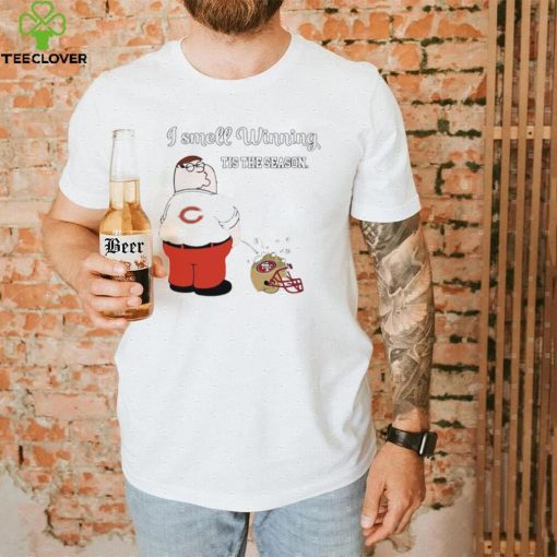 Peter Griffin Chicago Bears peeing on San Francisco 49ers helmet I smell winning tis the season shirt