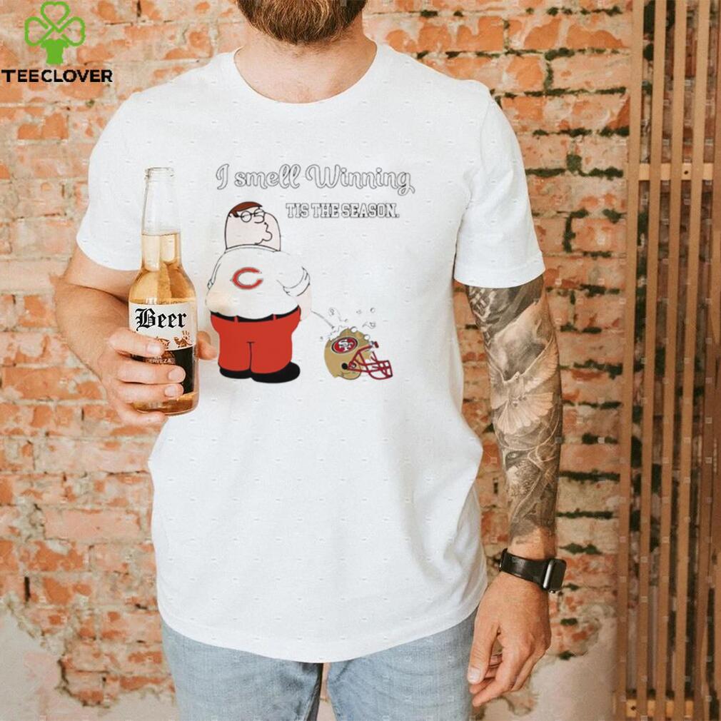 Peter Griffin Chicago Bears peeing on San Francisco 49ers helmet I smell winning tis the season shirt Peter Griffin Chicago Bears peeing on San Francisco 49ers helmet I smell winning tis the season shirt