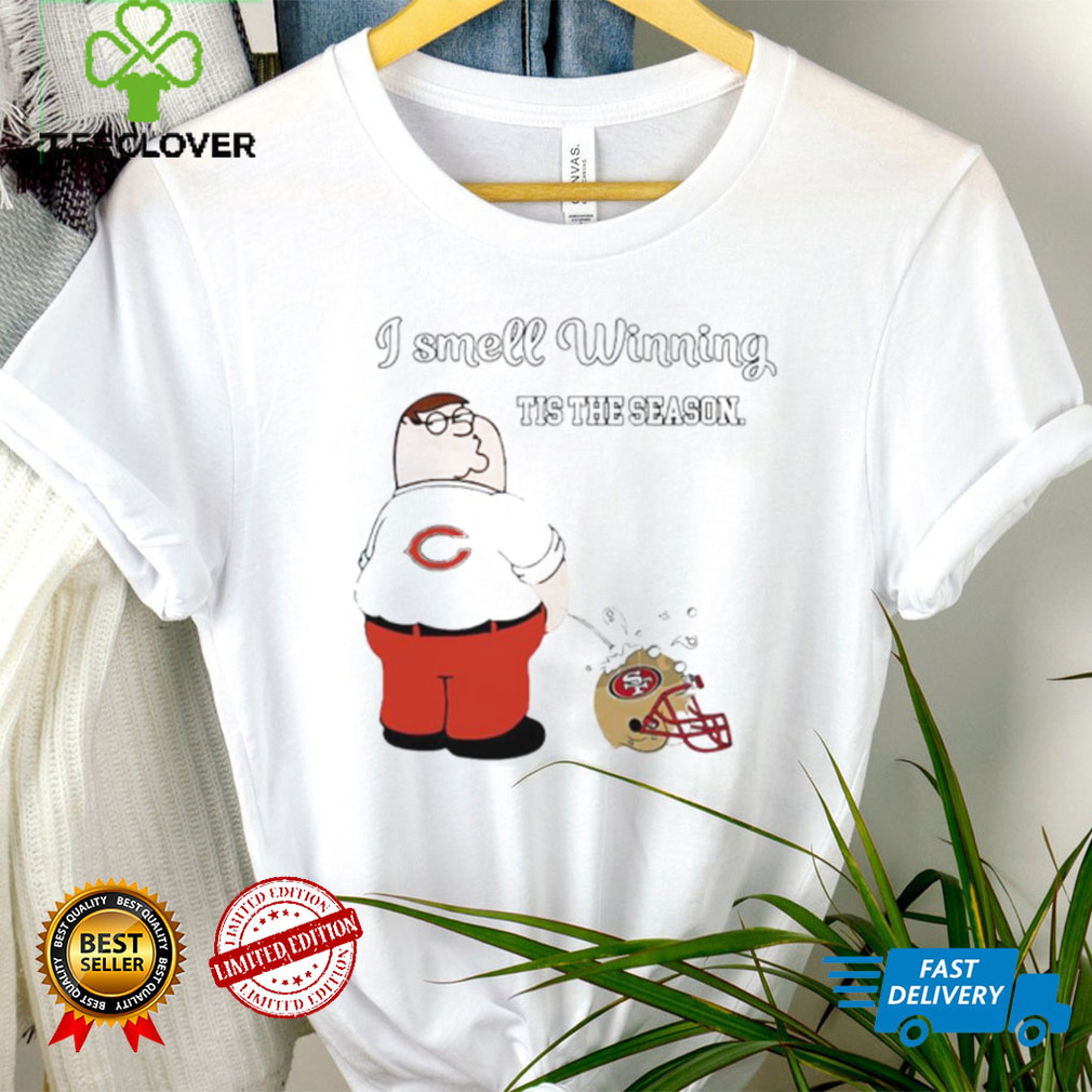 Peter Griffin Chicago Bears peeing on San Francisco 49ers helmet I smell winning tis the season shirt Peter Griffin Chicago Bears peeing on San Francisco 49ers helmet I smell winning tis the season shirt