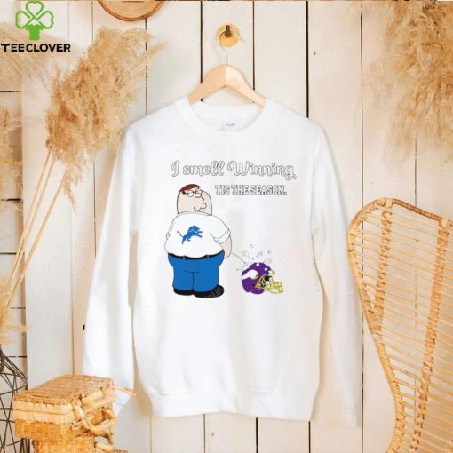 Peter Griffin Detroit Lions peeing on Minnesota Vikings helmet I smell winning tis the season hoodie, sweater, longsleeve, shirt v-neck, t-shirt