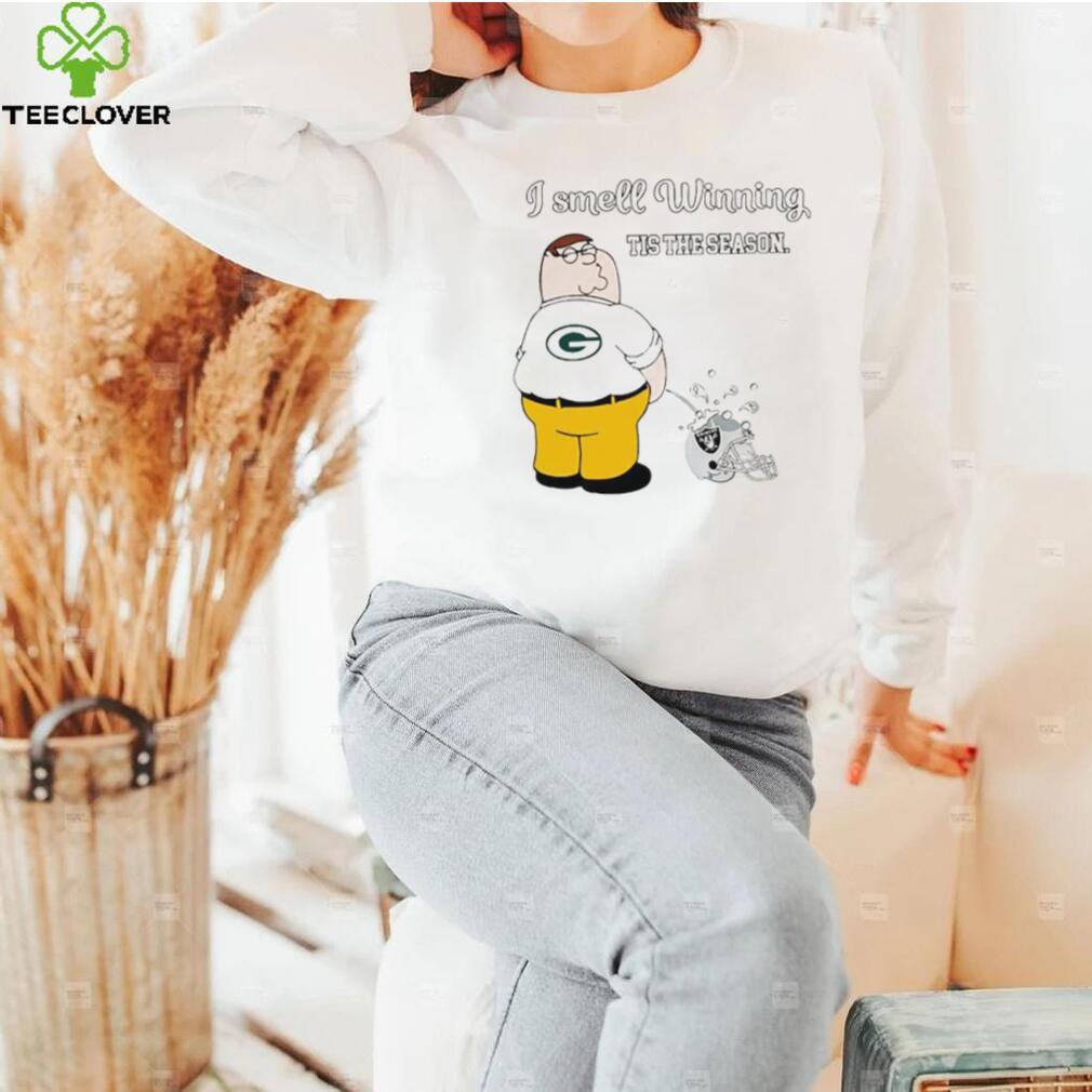 Peter Griffin Green Bay Packers peeing on Las Vegas Raiders helmet I smell winning tis the season shirt Peter Griffin Green Bay Packers peeing on Las Vegas Raiders helmet I smell winning tis the season shirt