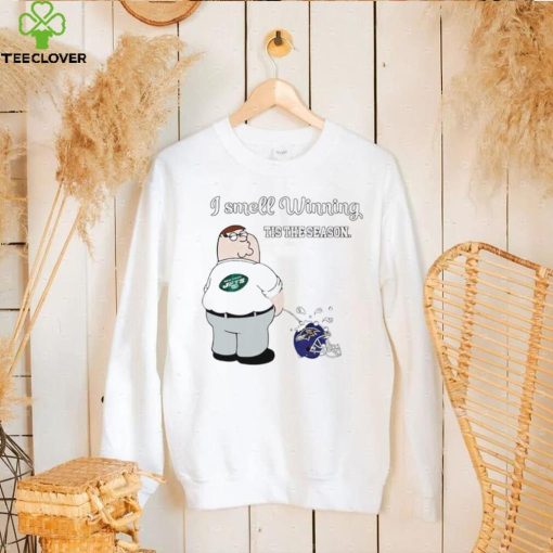 Peter Griffin New York Jets I smell winning tis the season peeing on Baltimore Ravens helmet hoodie, sweater, longsleeve, shirt v-neck, t-shirt