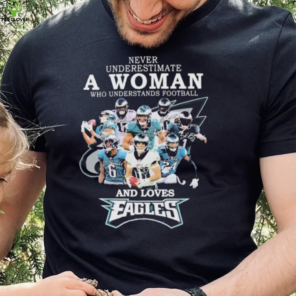 Philadelphia Eagles Never Underestimate A Woman Who Understands Football And Loves Eagles Signatures shirt Philadelphia Eagles Never Underestimate A Woman Who Understands Football And Loves Eagles Signatures shirt
