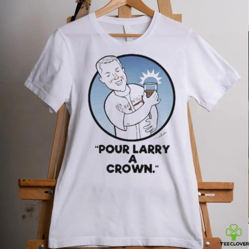 Pour larry a crown shirt