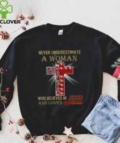San Francisco 49ers Don’t Never Underestimate A Woman Who Believes In Jesus Shirt