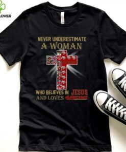 San Francisco 49ers Don’t Never Underestimate A Woman Who Believes In Jesus Shirt