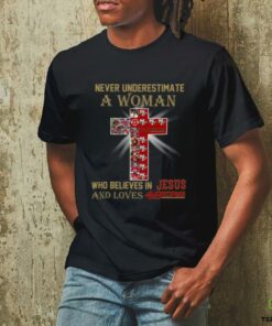 San Francisco 49ers Don’t Never Underestimate A Woman Who Believes In Jesus Shirt