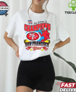 Las Vegas Raiders 1981 Super Bowl Champions New Orleans Louisiana Shirt featuring a vintage design that honors the Raiders' historic victory in Super Bowl XV. Celebrate the team's iconic win in New Orleans with this commemorative, retro-inspired apparel.