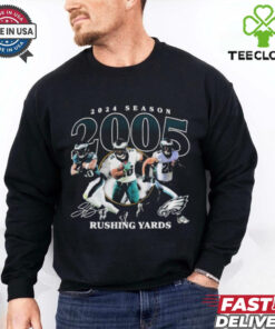 The **Saquon Barkley Philadelphia Eagles 2024 Season 2005 Rushing Yards Philly Signature T-Shirt** celebrates Saquon Barkley’s incredible performance in the 2024 season, marking 2,005 rushing yards. Featuring his signature and a bold Philly design, this shirt is a must-have for fans to honor his remarkable achievement!