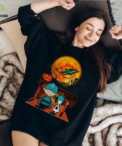 Snoopy And Charlie Brown Miami Dolphins Sitting Under Moon Halloween 2023 T shirt