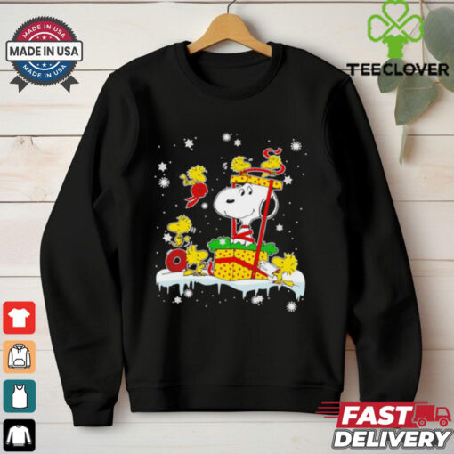 Snoopy Christmas gift box shirt