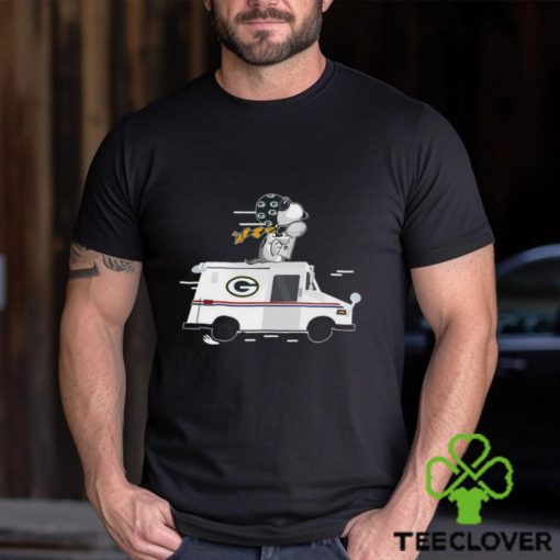 Snoopy Green Bay Packers on a dark desert highway trophy in my arm hoodie, sweater, longsleeve, shirt v-neck, t-shirt