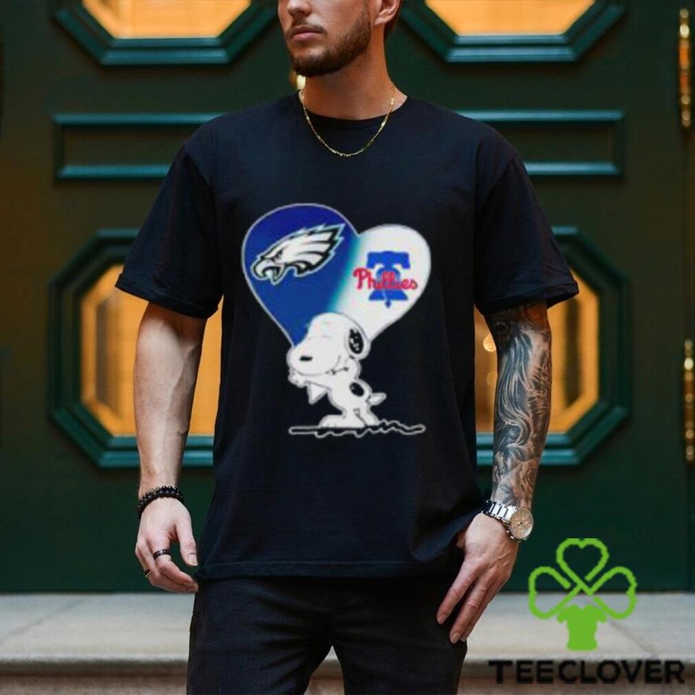 Snoopy Love Philadelphia Eagles Phillies Shirt Snoopy Love Philadelphia Eagles Phillies Shirt