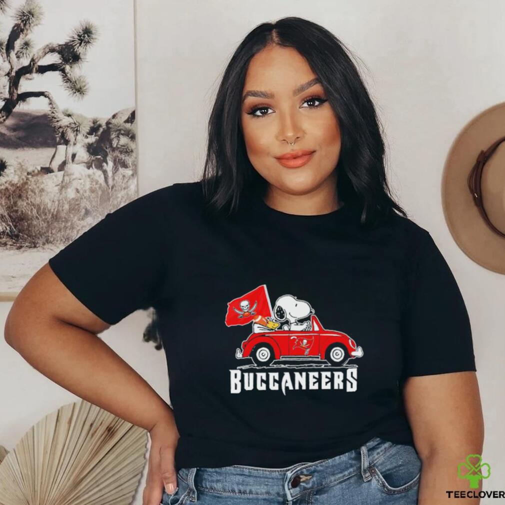 Snoopy and Woodstock drive Car Buccaneers football shirt Snoopy and Woodstock drive Car Buccaneers football shirt