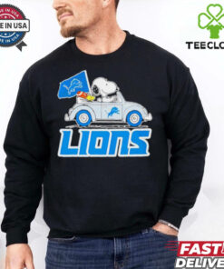 Snoopy driving Detroit Lions flag shirt