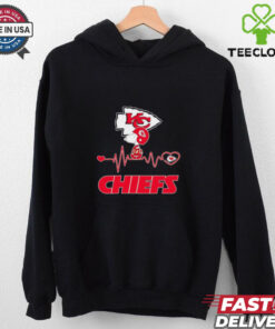 Snoopy walking on Kansas City Chiefs heartbeat shirt