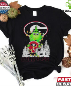 The Grinch Hug Georgia Bulldogs Helmet Christmas Shirt