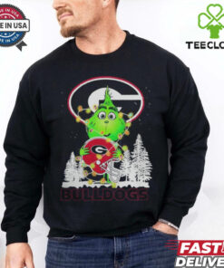The Grinch Hug Georgia Bulldogs Helmet Christmas Shirt