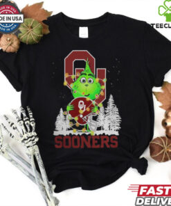 The Grinch Hug Oklahoma Sooners Helmet Christmas Shirt