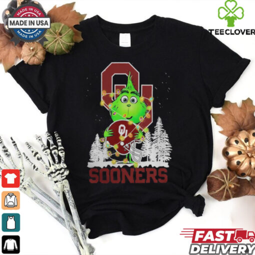 The Grinch Hug Oklahoma Sooners Helmet Christmas Shirt